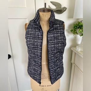 Women’s black and white patterned puffer vest Lands End M